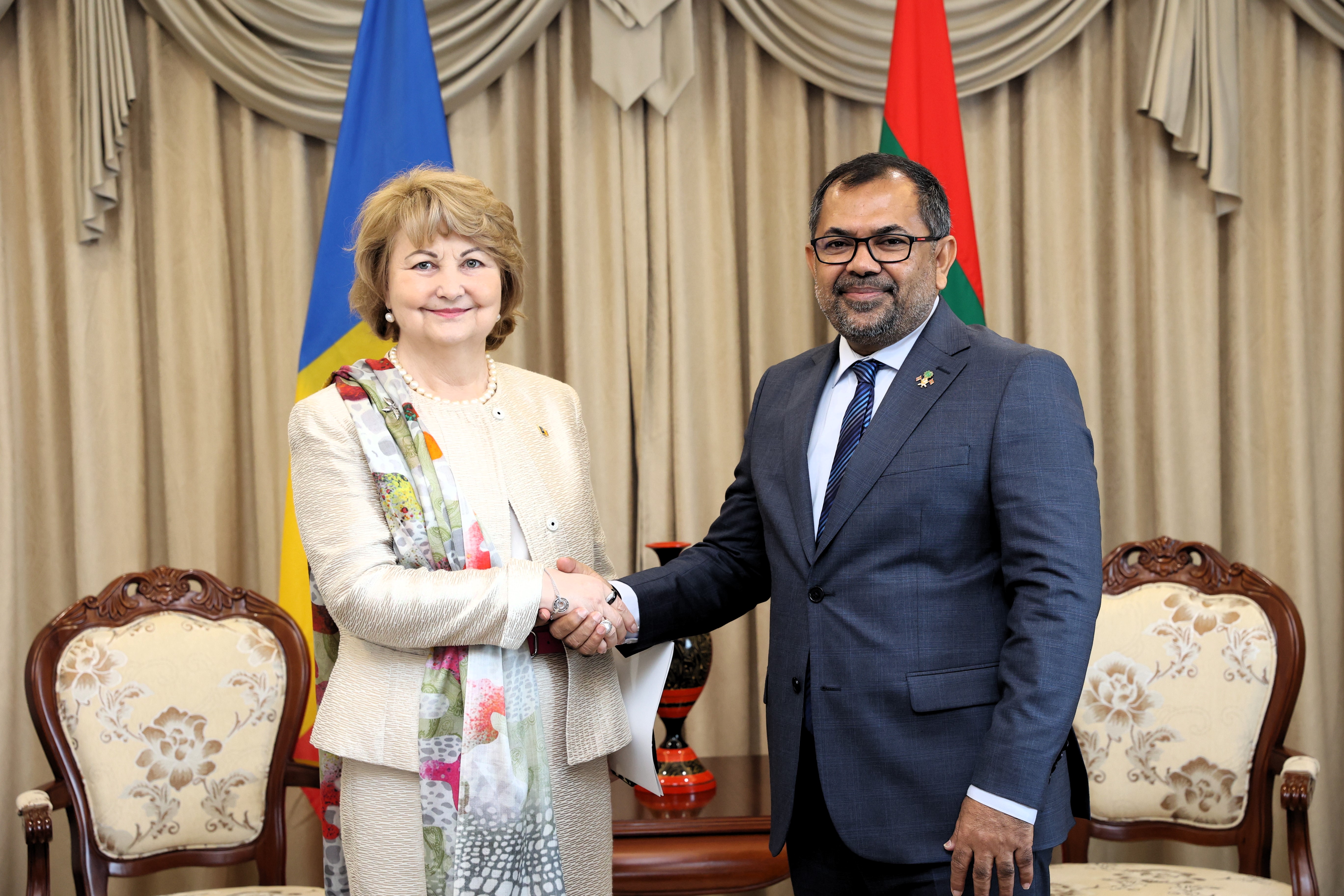 ރޮމޭނިއާ އިން ދިވެހިރާއްޖެ އަށް ކަނޑައަޅުއްވާ އައު ސަފީރު ޚާރިޖީ ވަޒީރު މޫސާ ޒަމީރުގެ އަރިހަށް އިޙްތިރާމުގެ ޒިޔާރަތެއް ކުރައްވައިފި