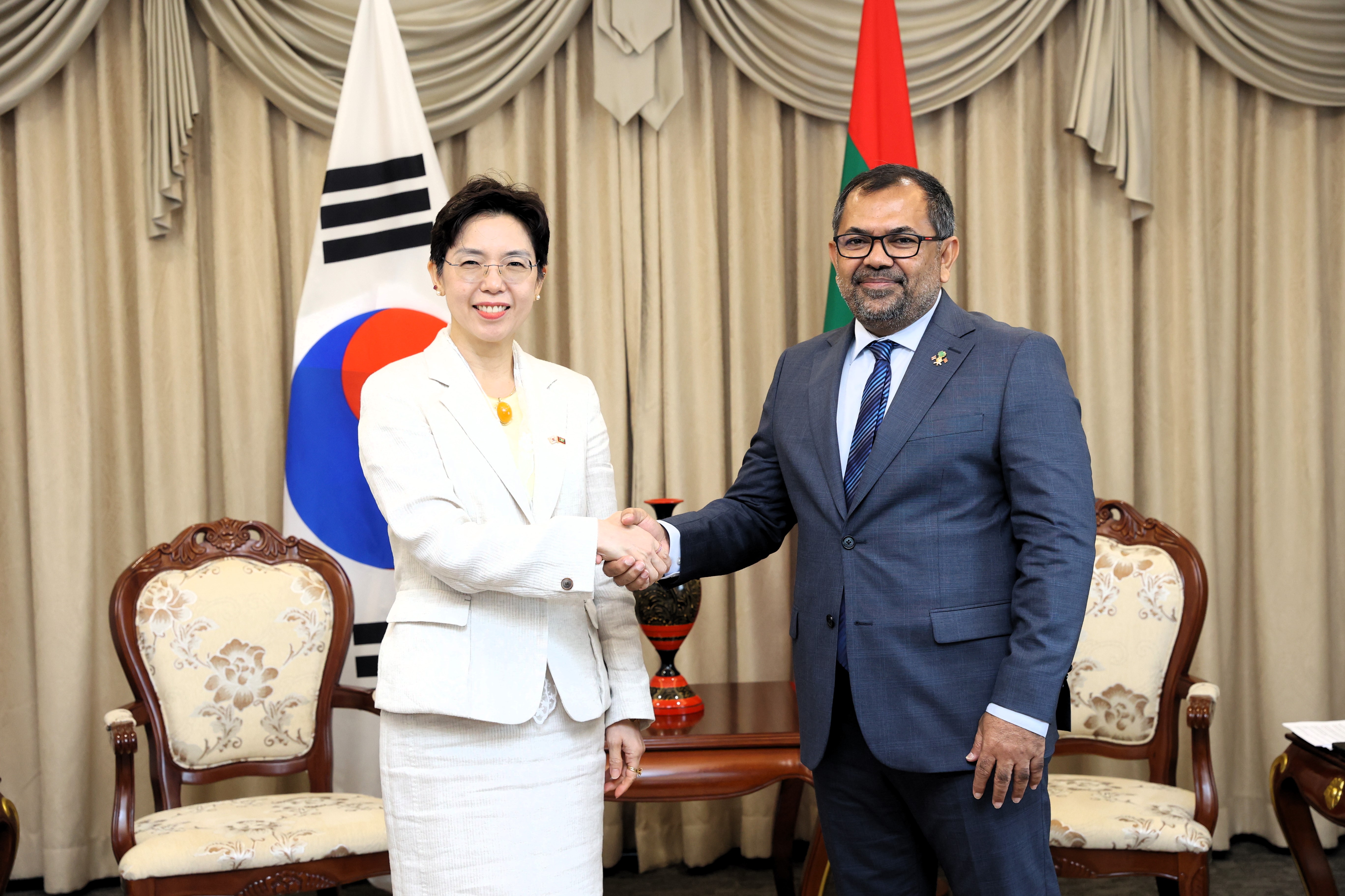 ދެކުނުކޮރެއާ ސަރުކާރުން ދިވެހިރާއްޖެއަށް ކަނޑެޅުއްވި އައު ސަފީރު ޚާރިޖީ ވަޒީރު މޫސާ ޒަމީރުގެ އަރިހަށް އިޙުތިރާމުގެ ޒިޔާރަތެއް މިއަދު ކުރައްވައިފި