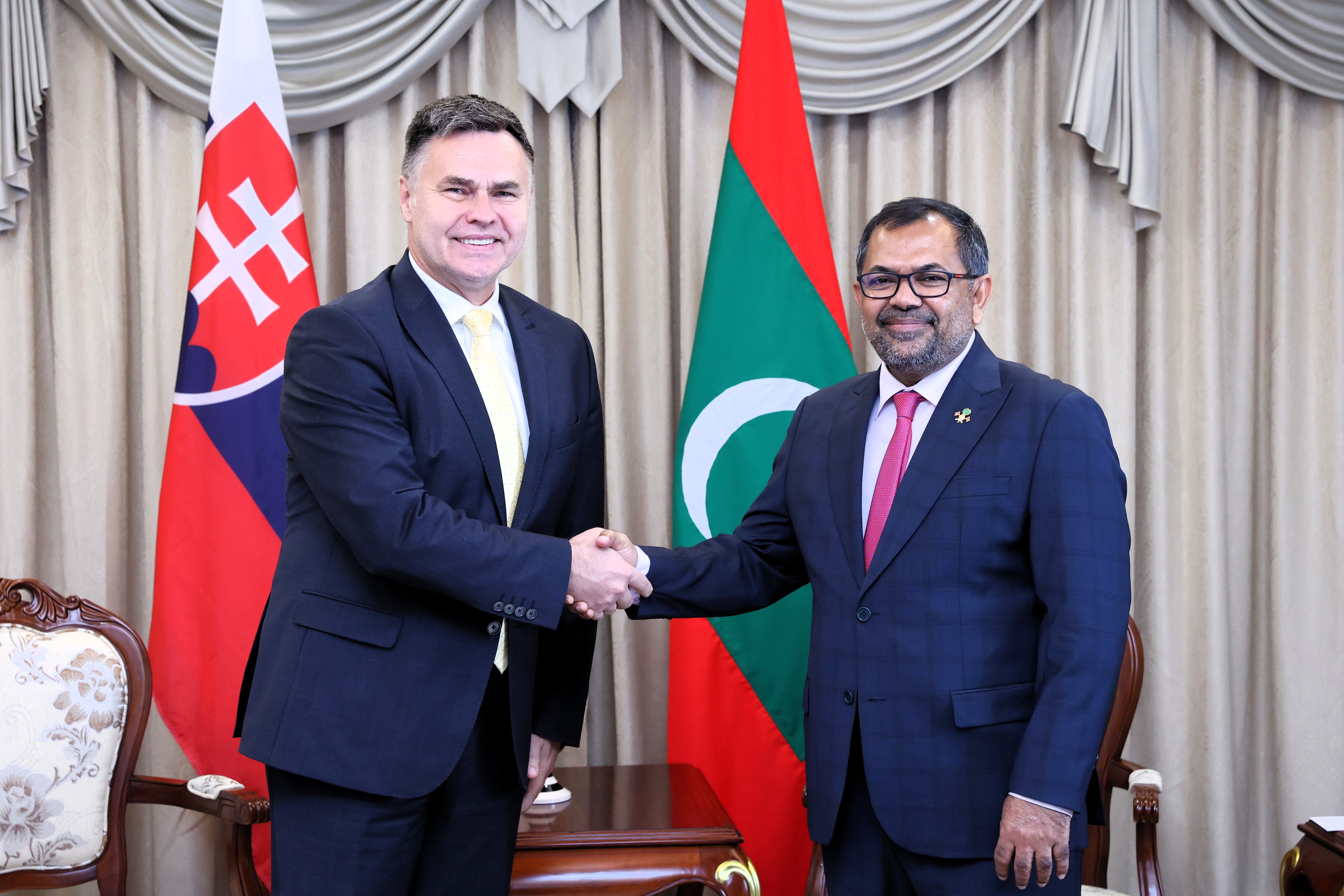 ސްލޮވާކް ރަޕްބްލިކް އިން ދިވެހިރާއްޖެ އަށް ކަނޑައަޅުއްވާ އައު ސަފީރު ޚާރިޖީ ވަޒީރު މޫސާ ޒަމީރުގެ އަރިހަށް އިޙްތިރާމުގެ ޒިޔާރަތެއް ކުރައްވައިފި