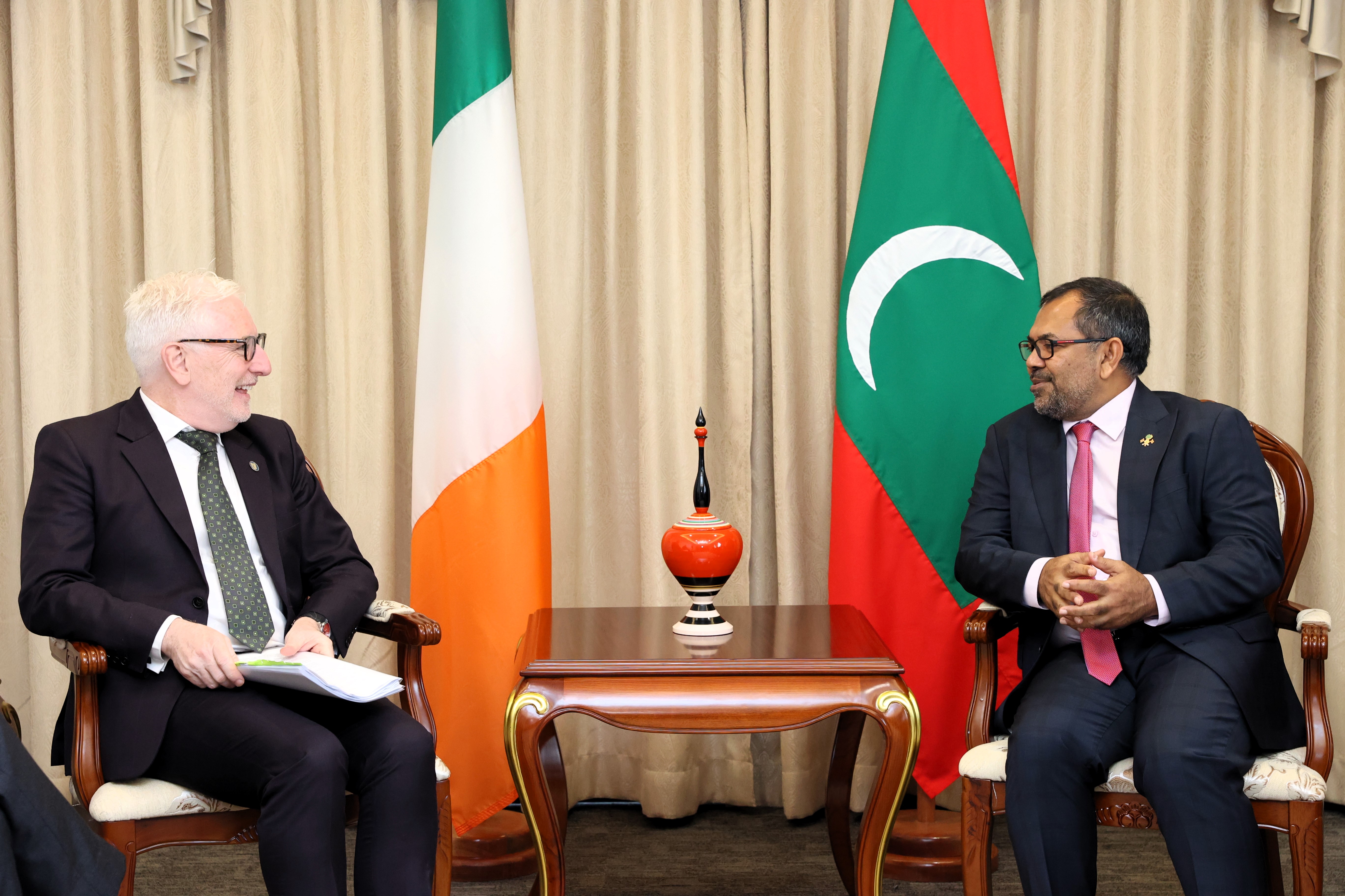 އަޔަރލޭންޑް އިން ދިވެހިރާއްޖެ އަށް ކަނޑައަޅުއްވާ އައު ސަފީރު ޚާރިޖީ ވަޒީރު މޫސާ ޒަމީރުގެ އަރިހަށް އިޙްތިރާމުގެ ޒިޔާރަތެއް ކުރައްވައިފި