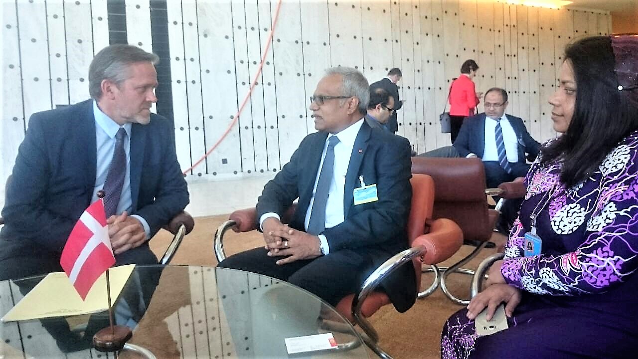 ޑެންމާކްގެ ޚާރިޖީ ވަޒީރު އެންޑާސް ސަމުއެލްސެން ދިވެހިރާއްޖޭގެ ޚާރިޖީ ވަޒީރު ޑރ. މުހައްމަދު އާސިމްއާ ބައްދަލުކުރެއްވުން