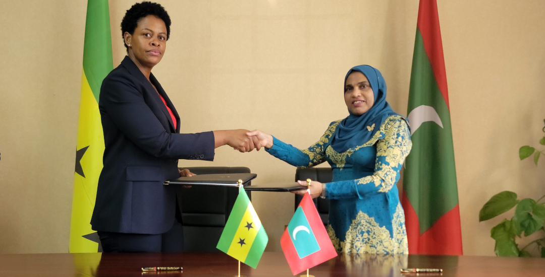 ދިވެހިސަރުކާރާއި ސާއޯ ތޯމޭ އެންޑް ޕްރިންސިޕޭ ސަރުކާރާއި ދެމެދު ވިސާ ވެއިވަރ އެއްބަސްވުމުގައި ސޮއިކޮށްފި