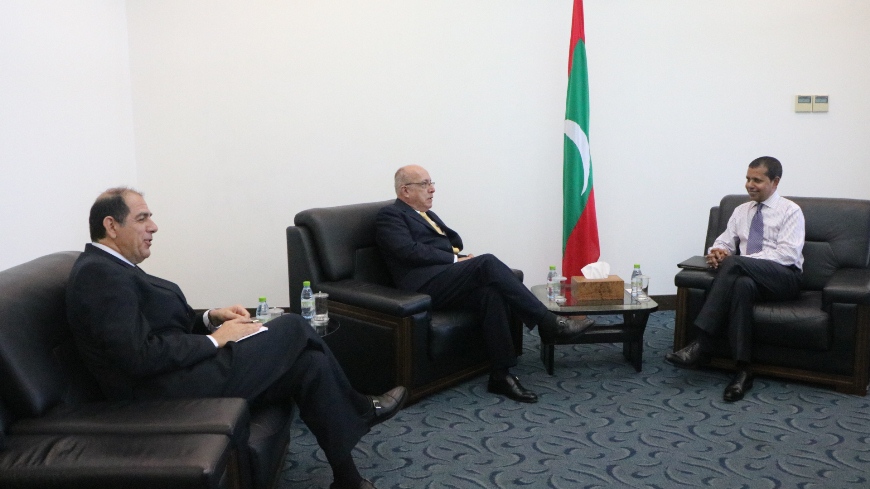 ޕެރޫ އިން ދިވެހިރާއްޖެއަށް ކަނޑައެޅުއްވި އައު ސަފީރު، ހިޒް އެކްސެލެންސީ މރ. ހޮރްހޭ ކަސްޓަނޭޑާ މެންޑޭޒް ދިވެހިރާއްޖޭގެ ފޮރިން ސެކްރެޓަރީގެ އަރިހަށް އިޙްތިރާމްގެ ޒިޔާރަތެއް ކުރައްވައިފި