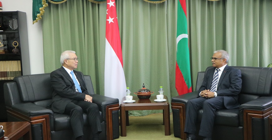 ސިންގަޕޫރު ސަރުކާރުން ރާއްޖެއަށް ކަނޑައަޅުއްވާފައި ހުންނަވާ ސަފީރު ރާއްޖޭގެ ޚާރިޖީ ވަޒީރު ޑރ. މުހައްމަދު އަރިހަށް އިހުތިރާމުގެ ޒިޔާރަތެއް ކުރައްވާފިއެވެ.