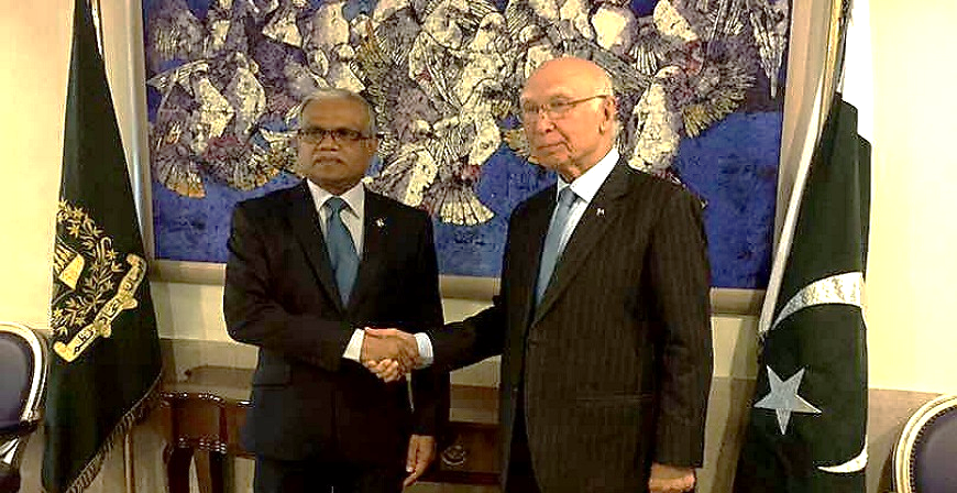 ފޮރިން މިނިސްޓަރ އާސިމް ޕާކިސްތާނު ގެ އެޑްވައިޒަރ ޓު ދަ ޕްރައިމް މިނިސްޓަރ އޮން ފޮރިން އެފެއާޒް، ސަރްތާޖް އަޒީޒްއާ ބައްދަލުކުރައްވައިފި