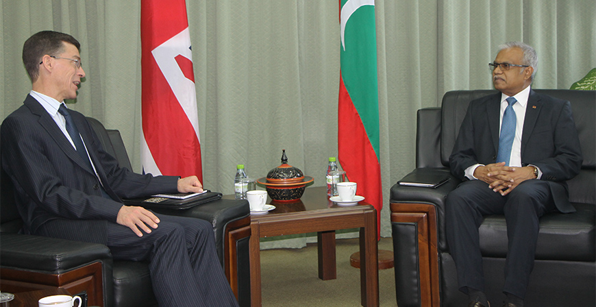 އިނގިރޭސިވިލާތުން ރާއްޖެއަށް ކަނޑައަޅުއްވާފައި ހުންނަވާ ސަފީރު، ފޮރިން މިނިސްޓަރާއި ބައްދަލުކުރައްވައިފި