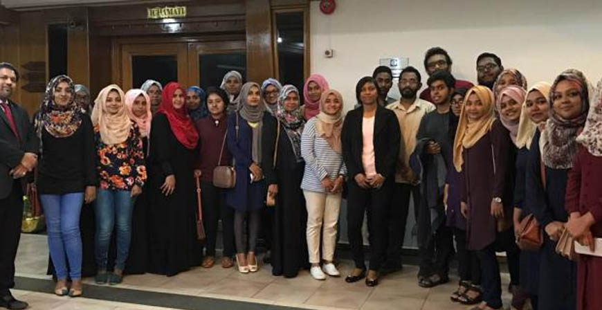 ބަންގްލަދޭޝްގައި މެޑިސިން ކިޔަވަމުންދާ 28 ދިވެހި ދަރިވަރުންނަށް ދިމާވެފައިވާ ރަޖިސްޓްރީ ކުރުމުގެ މައްސަލަައިގައި ދިވެހި ސަފީރު އެކުދިންނާ ބައްދަލުކުރައްވައިފި